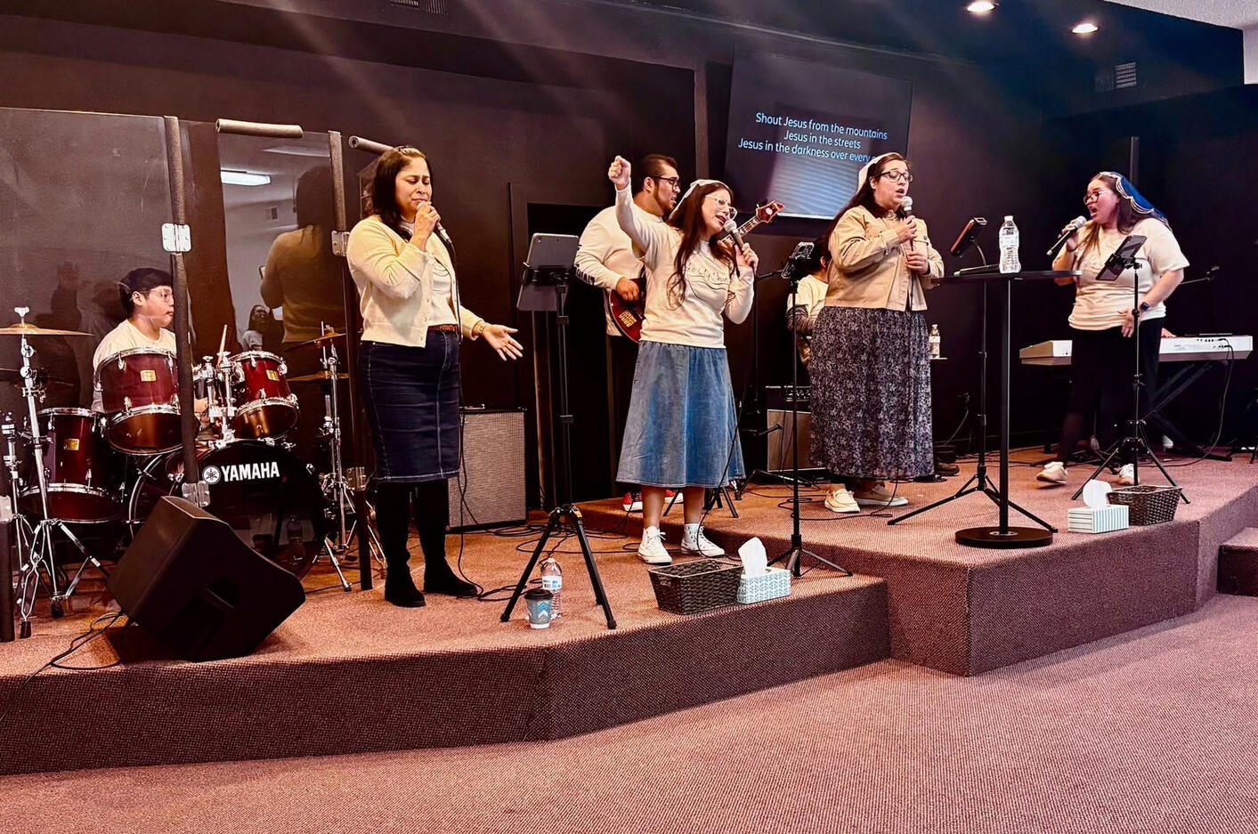 ¡Únete a nosotros para adorar a Jesús!